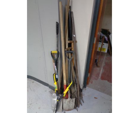 A large quantity of assorted garden tools, hedge trimmer, mallet etc 