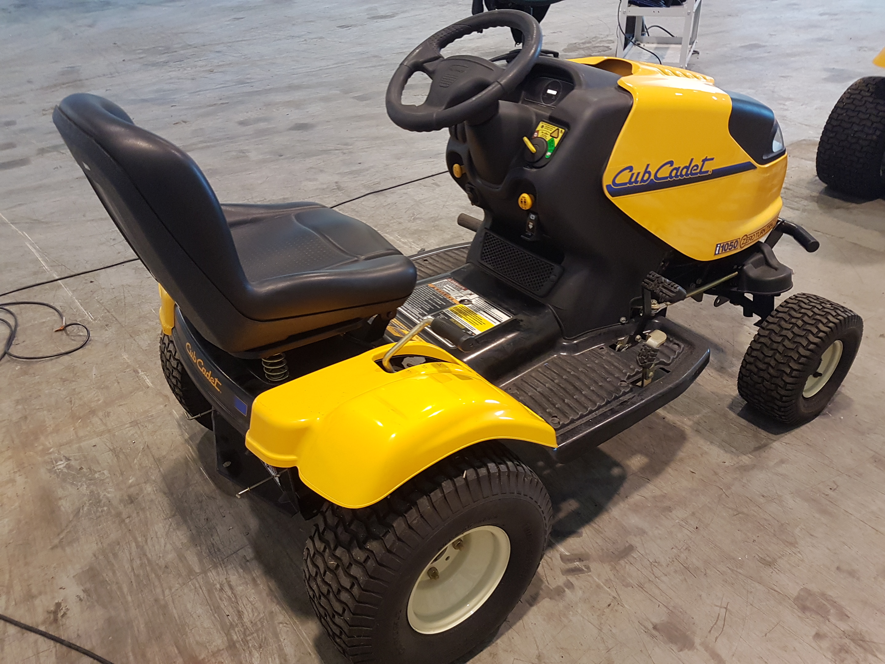 Cub Cadet Zero Turn Tractor i1050, 8.2 hrs only showing. No battery