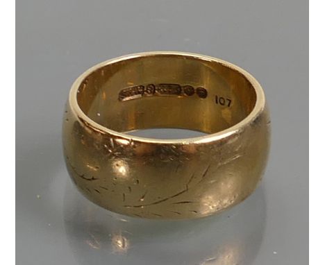 9ct Wedding Band / Ring: Weight 6.0g, 8mm deep. Size K.                                                                      