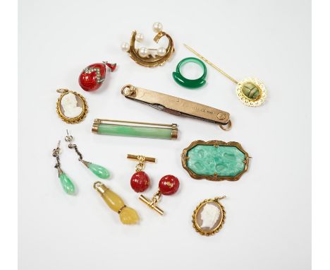 Assorted jewellery, including a 9ct gold mounted penknife(a.f.), an enamelled egg pendant, pair of jade earrings and a jade b