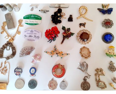 A quantity of vintage brooches to include 2 enamelled butterfly brooches, 2 Royal Ascot enclosure badges, a vintage lighter, 