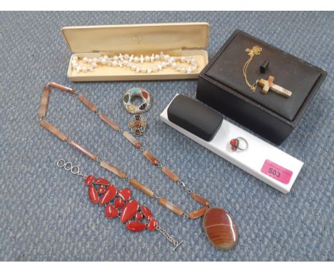 A quantity of costume jewellery to include two Scottish hardstone brooches, a seed pearl necklace and an agate necklace to in