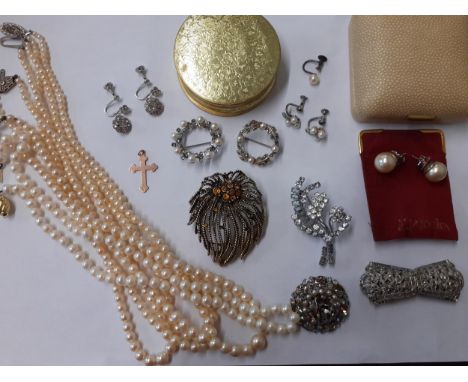Mixed costume jewellery to include pearl necklaces, vintage paste brooches and a small 9ct gold cross pendant, 0.7g. Location