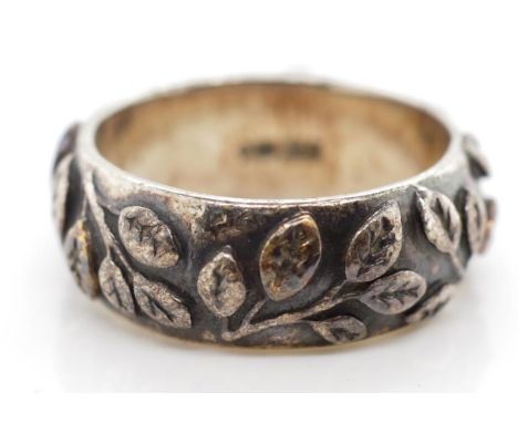 Pandora sterling silver ring with raised leaf decoration. Marked 925 ALE approx weight 8.2 grams, ring size N
