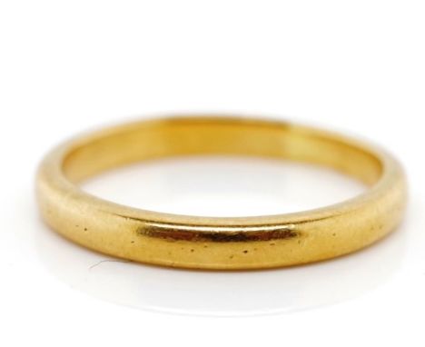 18ct yellow gold wedding band marked 18ct  plain approx 2.5mm d shape band. Total weight 2.9 grams, ring size M