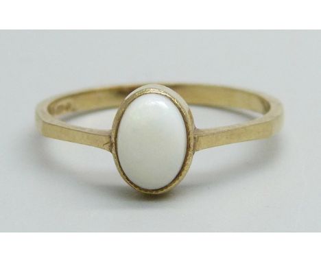 A 9ct gold and opal ring, 1.2g, N 