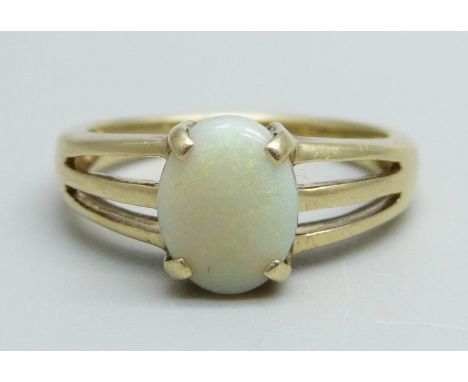 A 9ct gold and opal ring, 3.1g, N 