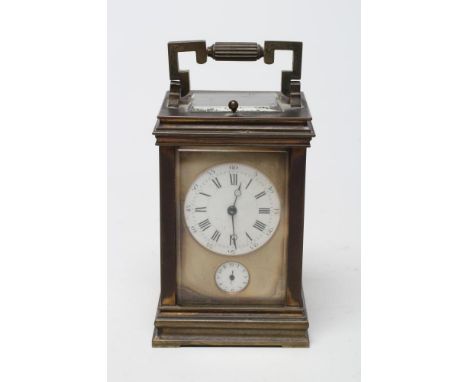 A BRASS CASED CARRIAGE CLOCK, the twin barrel movement with platform escapement and repeat mechanism striking on a gong, whit
