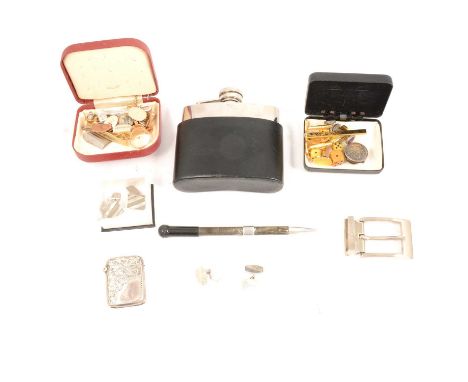 A gentleman's 9 carat yellow gold signet ring, mis-shapen; a pair of 9 carat rose gold cufflinks, Chester 1911, engine-turned