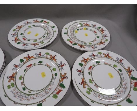 Eight Wedgwood 'Hunting Scene' dinner plates dia. 27 cm (8)