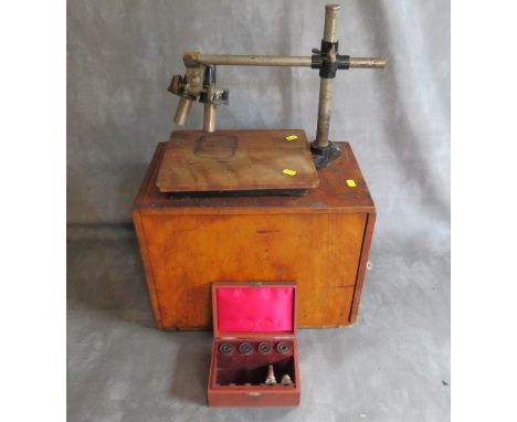 AN EARLY 20TH CENTURY LEITZ WETZLAR STEROEMICROSCOPE, mounted on long arm, in fitted wooden case, with a selection of lenses