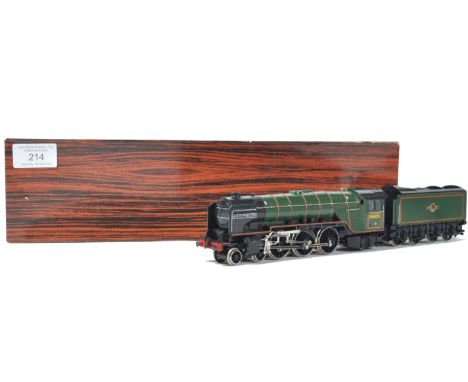 An original Liliput made 00 gauge model railway train set locomotive 1063&nbsp;BR Green Class A2 60525 Ah Peppercorn. Appears