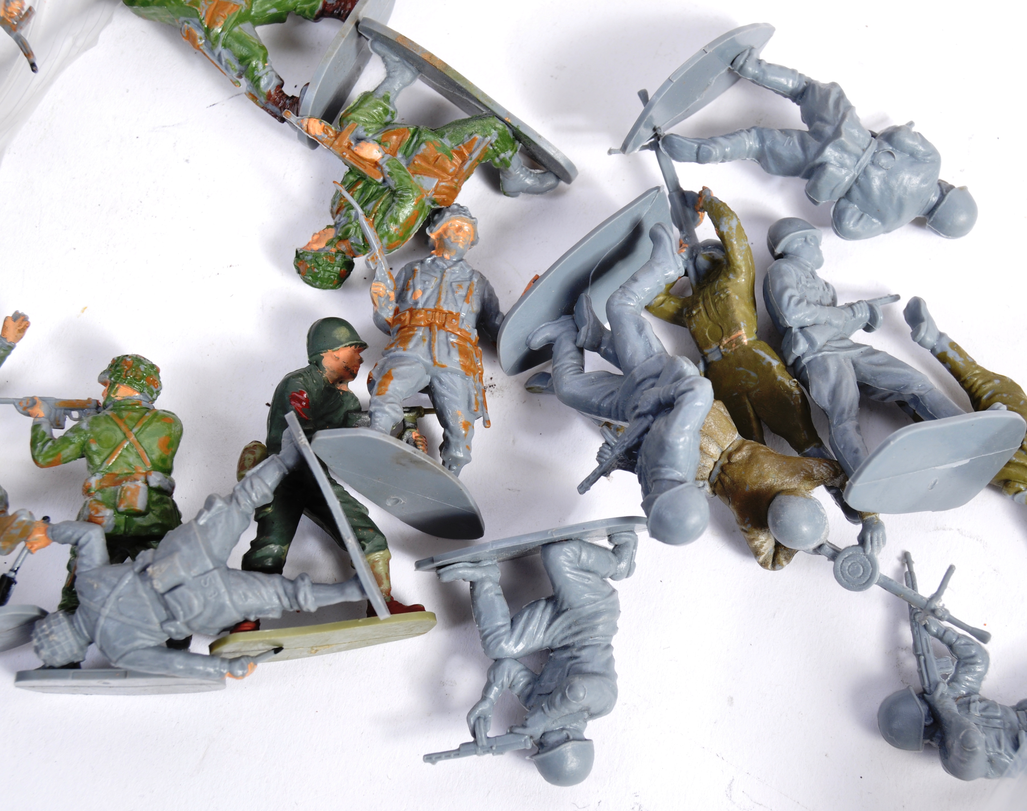 A collection of original vintage Airfix 1/32 scale military figures to ...