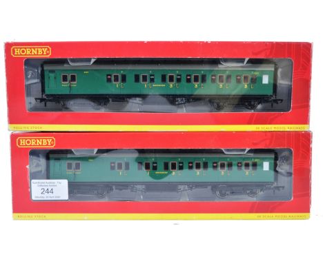 A pair of Hornby 00 gauge model railway train set carriages comprising: R4341A SR Maunsell Brake Composite Coach 6592 &amp; R