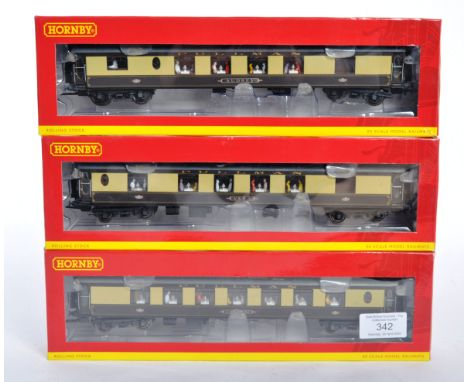 A set of three Hornby 00 gauge model railway train set ' Code 3 '&nbsp; carriages / coaches comprising r4514 Brighton Belle C
