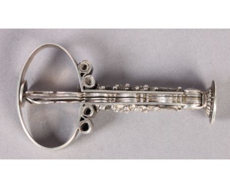 A CONTINENTAL 18TH CENTURY SILVER PIPE TAMPER, scraper and spoon, the four folding implements contained within the body and l