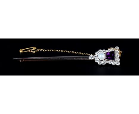 AN ART DECO AMETHYST, DIAMOND AND PEARL ARROW BROOCH in 18ct gold and platinum, the lozenge faceted amethyst and 6mm pearl co