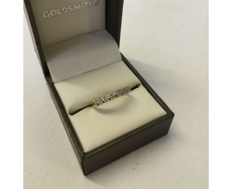 An 18ct gold & illusion set diamond half eternity ring. Size M. Approx 2.5g.