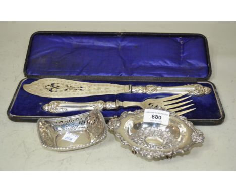 Two silver trinket dishes, 4.5oz t, together with a cased pair of plated fish servers