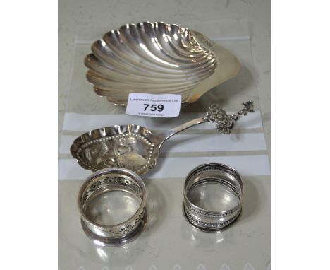 Silver trinket dish in the form of a scallop shell, Continental silver spoon and two silver napkin rings, 3.2oz t