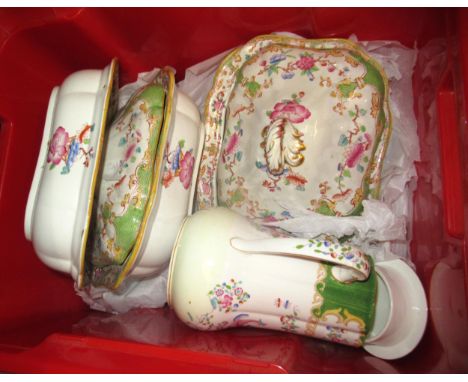Large quantity of Mintons dinnerware, including large tureenConsists of 6 cups, 1 fruit bowl, 14 dinner plates, 4 side pates,