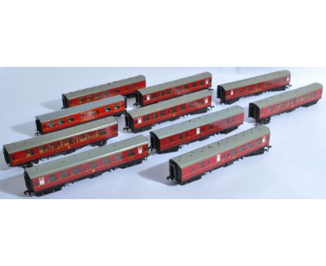 A collection of x10 original vintage Hornby Dublo 00 gauge model railway trainset locomotive tinplate coaches / carriages to 