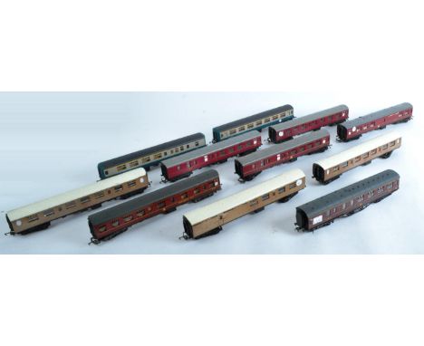 A collection of x11 unboxed Hornby 00 gauge model railway trainset locomotive rolling stock coaches / carriages to include; B