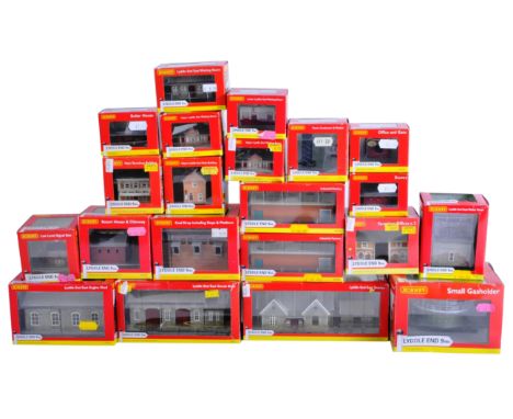 A collection of assorted Hornby N gauge model railway trainset locomotive trackside building and accessories to include; N885