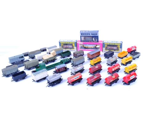 A large collection of approximately x38 assorted 00 gauge model railway trainset locomotive rolling stock wagons. Largely Hor