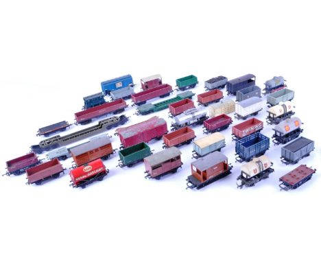 A large collection of approximately x40 assorted Hornby Dublo and Triang 00 gauge model railway trainset locomotive rolling s
