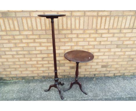 A tall Victorian torchere approx 132.5cms (h) and a Victorian mahogany tripod table (2) Est £50 - £70