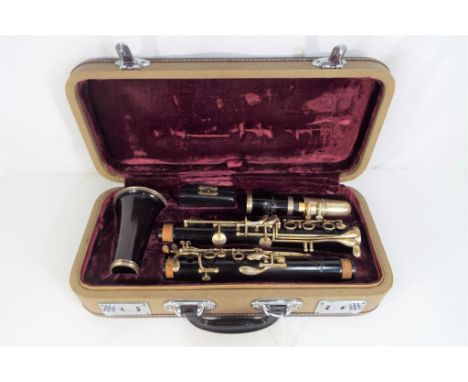A Selmer London Console Steel Ebonite clarinet in case. Est £20 - £40