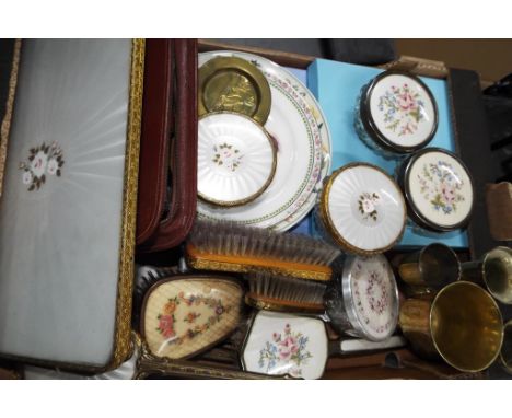 A good mixed lot to include a small collection of Wedgwood collector plates, two vintage dressing table sets, a grooming set,