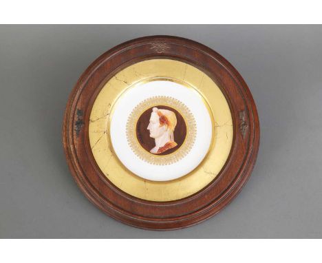 Fragment eines SÈVRES Porzellantellers im Holzrahmen um 1820, im Spiegel ornamentales Goldmedaillon mit einer polychromen Dar