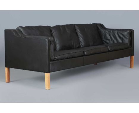 BORGE MOGENSEN Sofa 2213 Hersteller FREDERICIA (Denmark), um 1975, 3-Sitzer, eckiger, allseitig gepolsterter Rahmen mit schwa