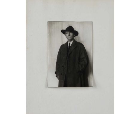AUGUST SANDER (1876 Herdorf - 1964 Köln) Silbergelatineabzug, ¨Otto Dix mit Hut und Mantel¨ (1928, hier späterer Abzug von 19