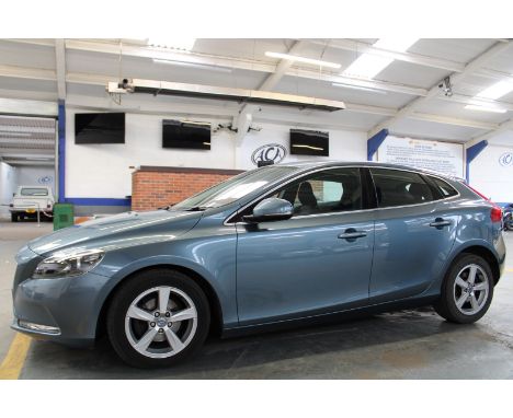 Make &amp; Model: Volvo V40 D2 SE 5drDate of Reg: FT13 FMGColour: Bluecc: 1560MoT: 19-11-2022Fuel Type: DIESELMileage: 42kTra