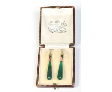 A cased pair of 9 carat gold and spinach jade drop earrings with threaded clamp fittings, 3.5cm. Condition Report. To be used