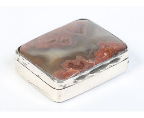 An early 20th century silver and moss agate snuff box. Partial hallmarks, 4.5cm wide.  Condition Report. To be used as a guid