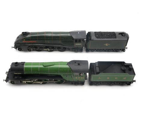 Two large 0-gauge railway locomotives with tenders: a 2-6-2 "Green Arrow" locomotive in green LNER livery, measuring approx. 