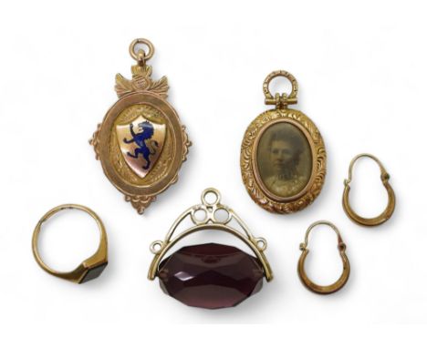 A collection of gold and yellow metal items to include a 9ct Scottish Lion medallion, an onyx signet ring, hallmarked London 