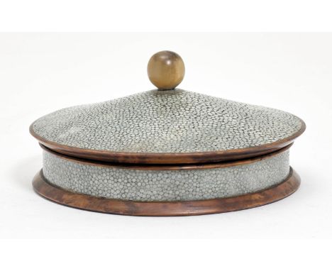 CLEMENT ROUSSEAU(1872-1950)DOSE, um 1930.Thuya und Galuchat mit Hornknauf.Signiert Clément Rousseau. D. 14 cm. CLEMENT ROUSSE