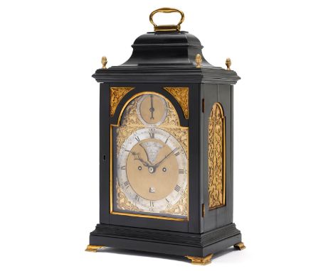 BRACKET CLOCK MIT DATUMGEORGE III, England um 1800. Das Zifferblatt sowie Werk signiert Richard Cober Lewes.Holz ebonisiert. 