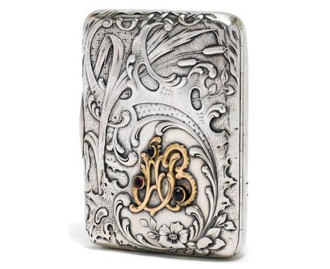 ZIGARETTENETUIMoskau 1892. Beschaumeistermarke L.O. Meistermarke K. Fabergé.Rechteckform mit getriebenen uns ziselierten Blüt