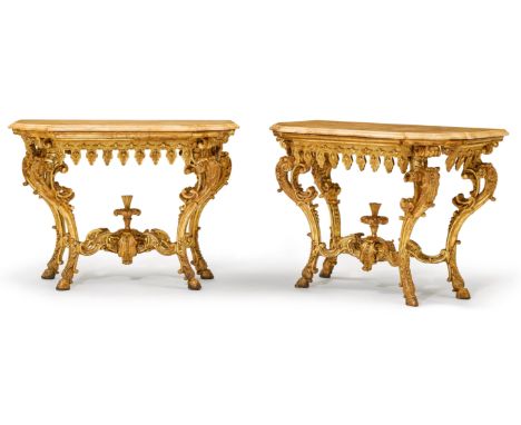 PAAR GESCHNITZTE KONSOLENBarock, Italien, wohl Genua um 1700.Holz reich geschnitzt mit Blattvoluten, Blumen, Akanthusblättern