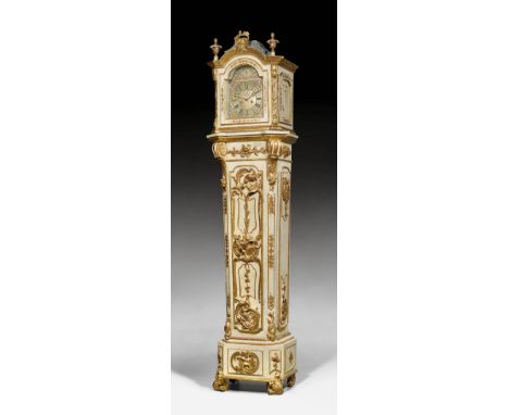 GEFASSTE STANDUHR,Rokoko, das Gehäuse in der Art von J.C. HOPPENHAUPT (Johann Christian Hoppenhaupt, 1719-1785), Berlin/Potsd
