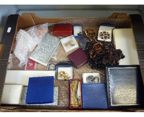 A TRAY OF MIXED JEWELLERY, and other items, to include an aluminium cigarette case, brooches, watches, cufflinks, necklaces e
