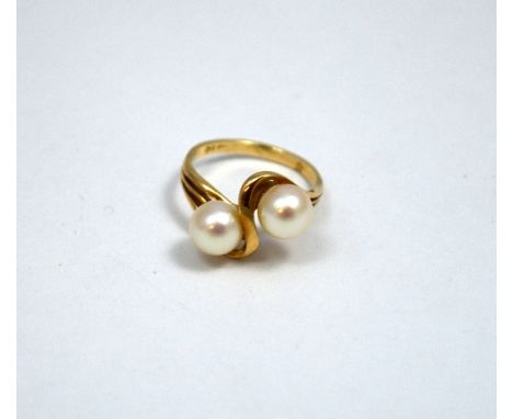 A 9CT GOLD PEARL RING, with two cultured pearls on a twisted band, hallmarks for London, ring size M