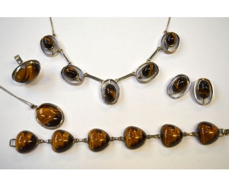 A SUITE OF VINTAGE JEWELLERY, to include a bracelet, earrings, ring and necklace all similarly designed, stamped silver