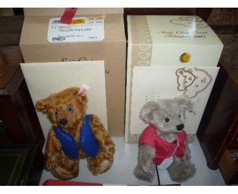 TWO BOXED STEIFF CLUB EVENT TEDDY BEARS, 2004 21cm red-brown bear, Limited Edition No.1359 and 2005 21cm grey bear Limited Ed